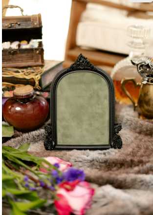 The Onyx Arch Pinboard