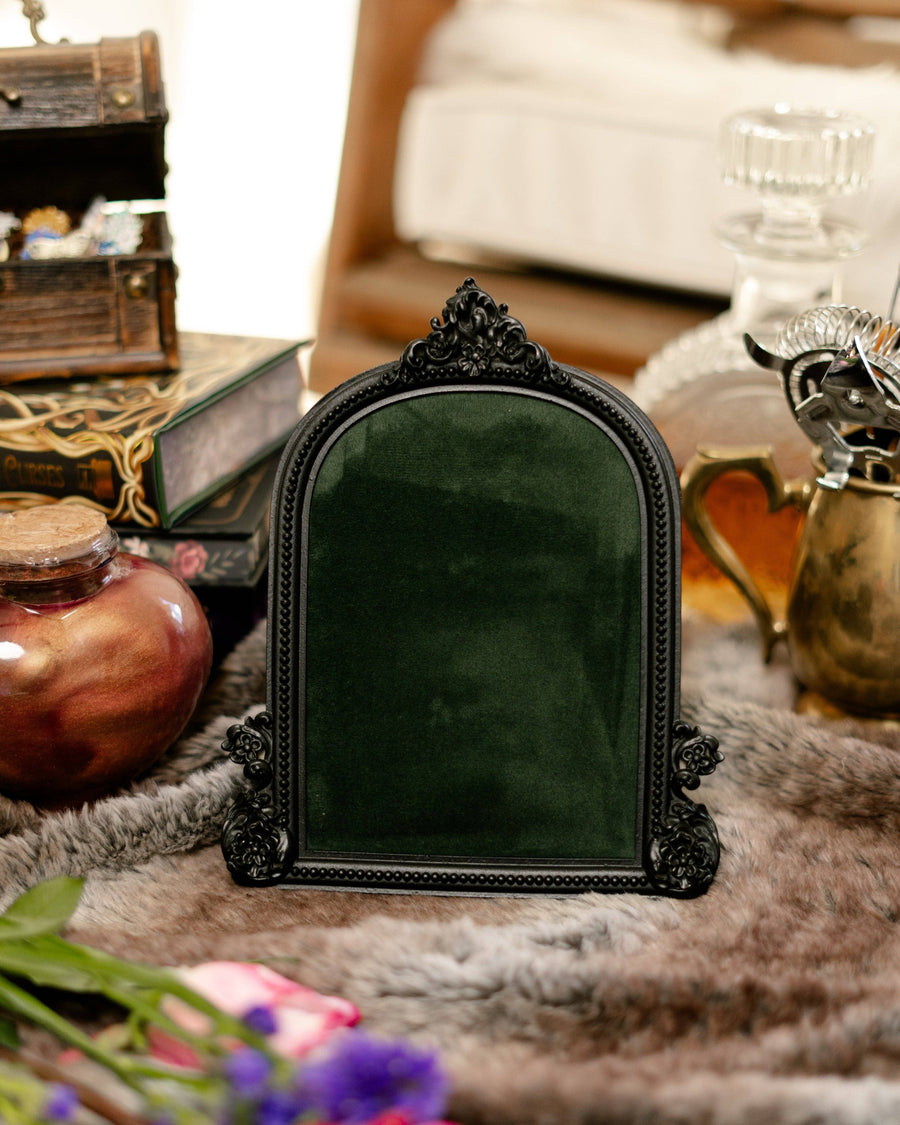 The Onyx Arch Pinboard