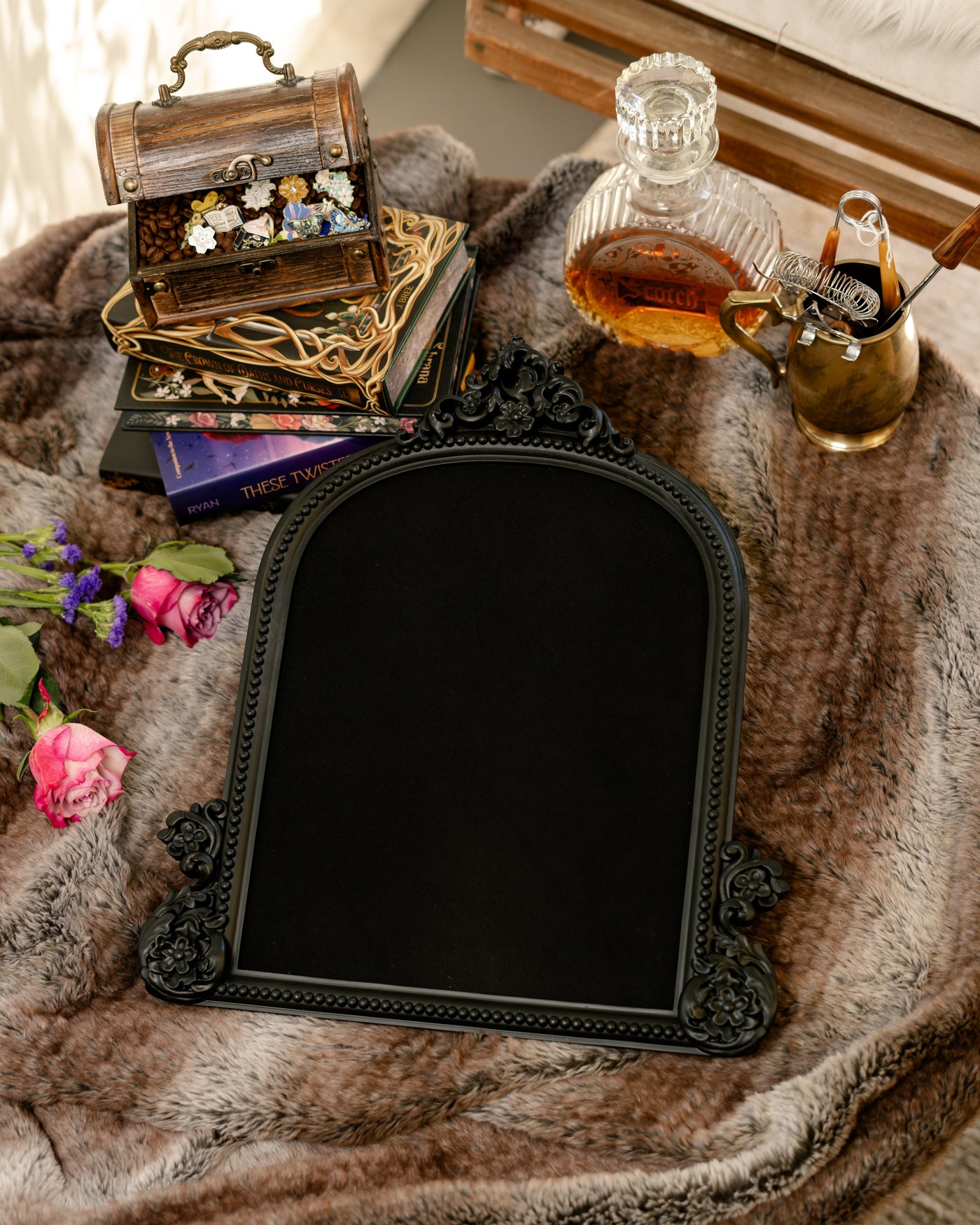 The Onyx Arch Pinboard